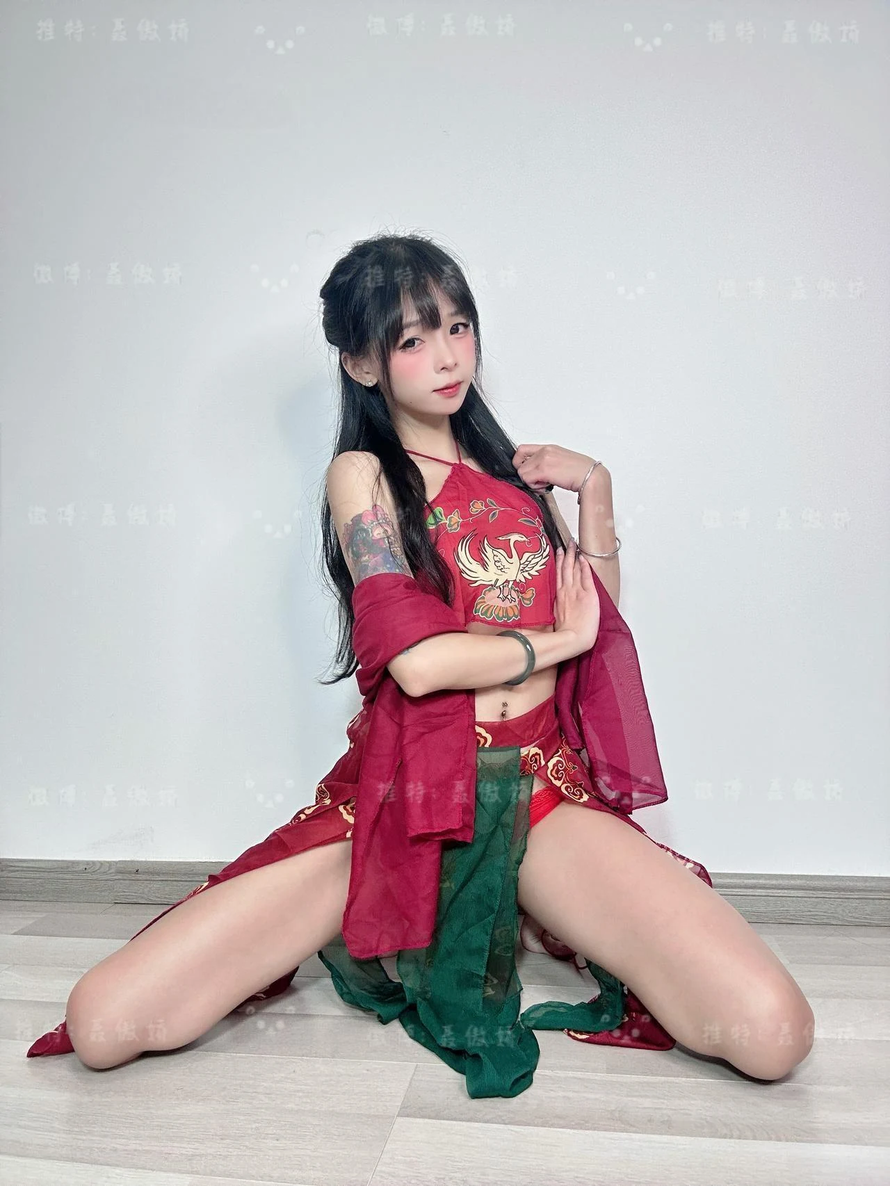 聂傲娇 – 红艳肚兜 19P